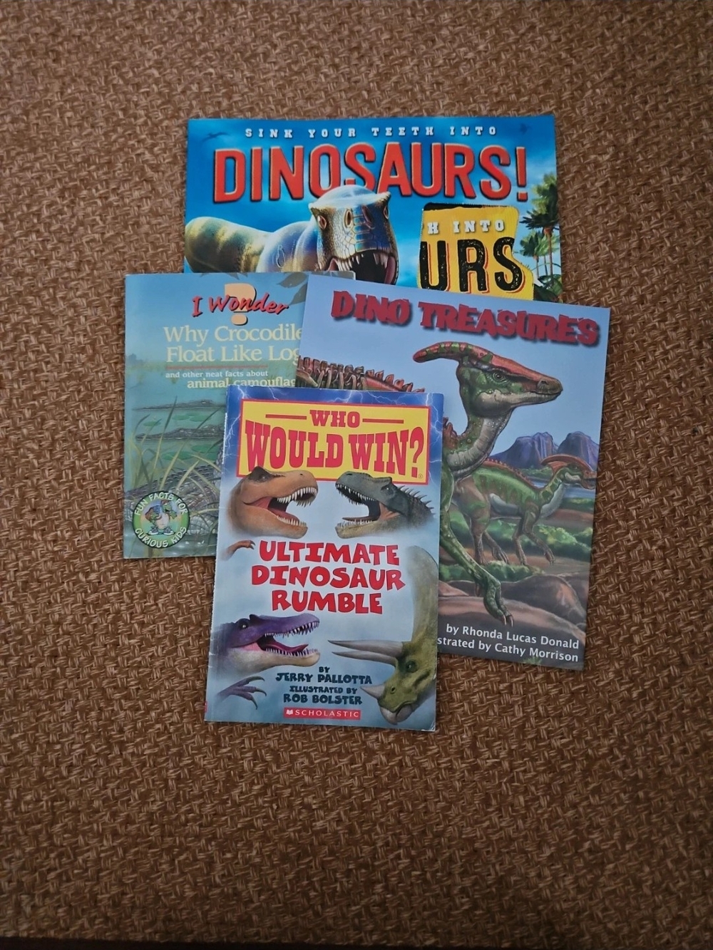 Scholastic Who Would Win? Ultimate Dinosaur Rumble - Blue, Red, Green Cover